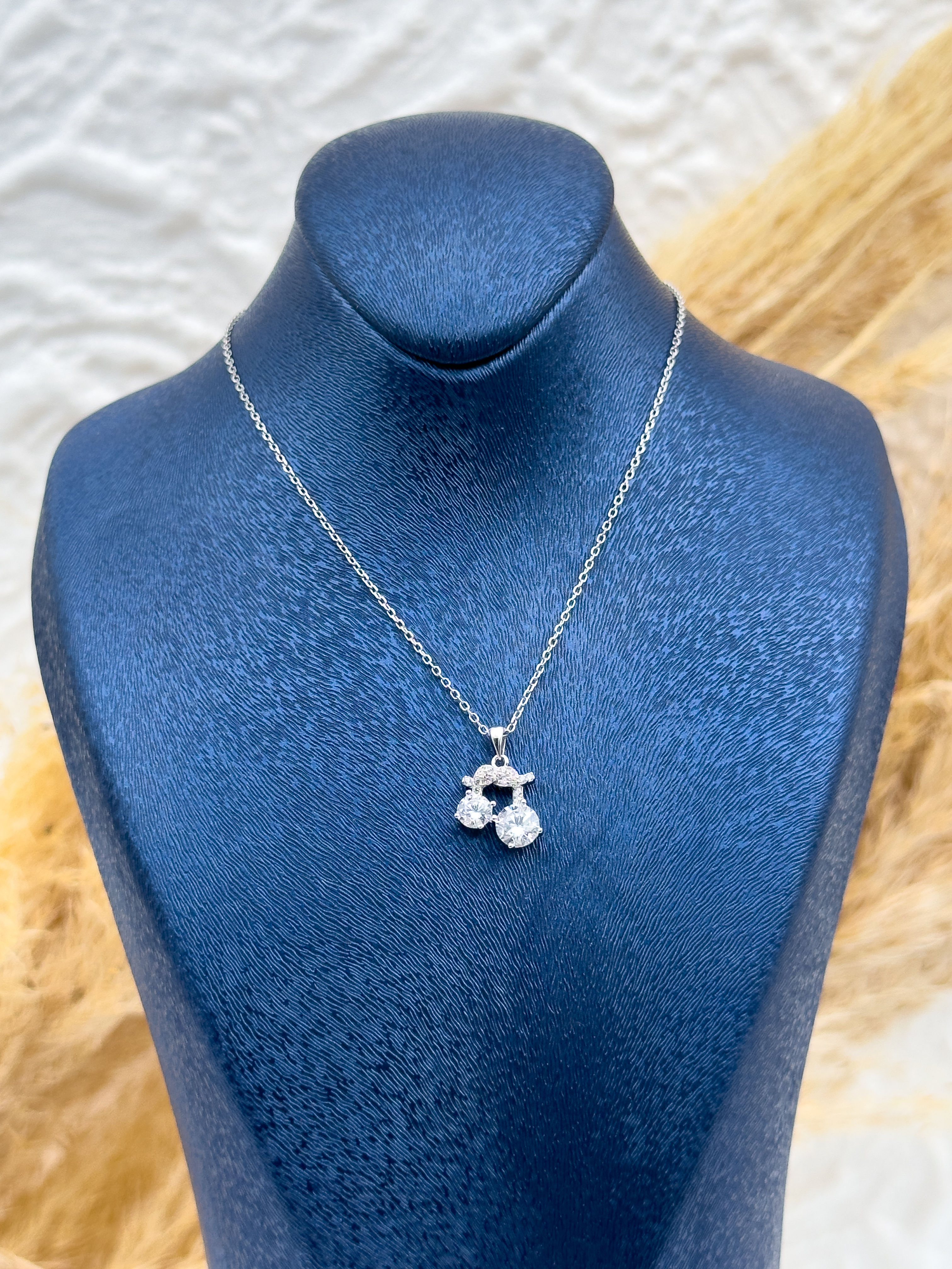 925 Ayar Gümüş Fiyonk Figürlü Tektaş Kadın Kolye – Zarif Özel Tasarım